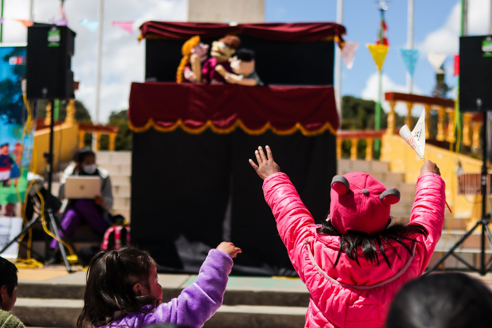 Niños participando en función