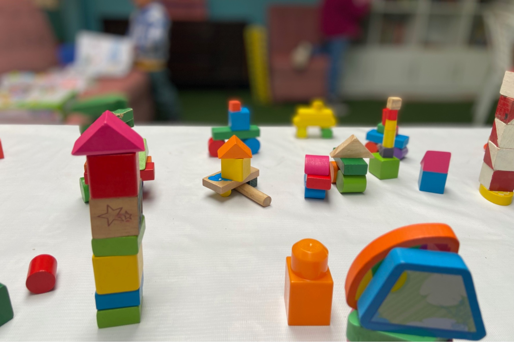 Niños participando en taller